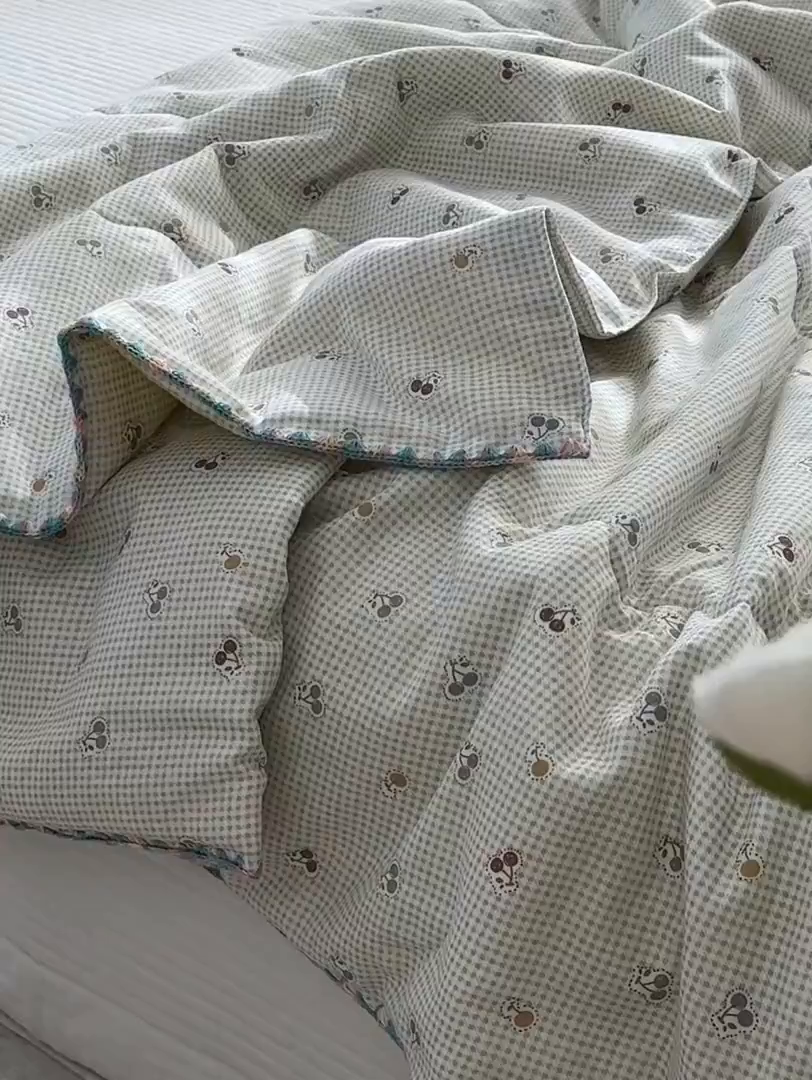 91家纺网 家纺一手货源 找家纺 洋铭区（原狠狠爱） 2025新款贝壳彩边双层纱夏被被子被芯 樱桃格子