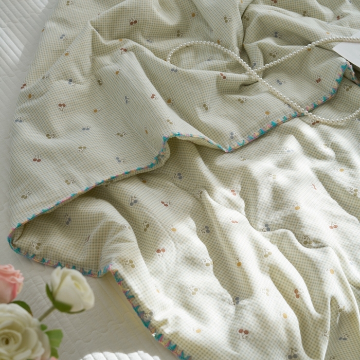 91家纺网 家纺一手货源 找家纺 洋铭区（原狠狠爱） 2025新款贝壳彩边双层纱夏被被子被芯 樱桃格子