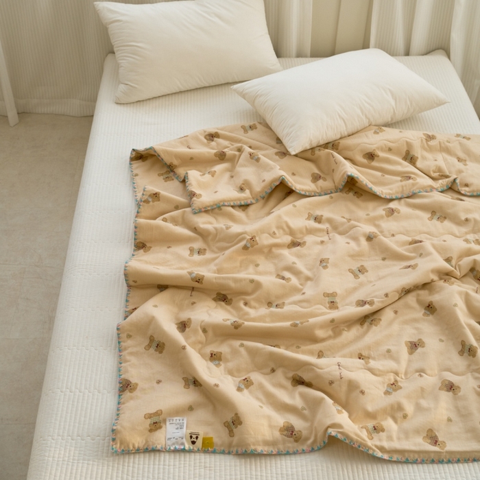91家纺网 家纺一手货源 找家纺 洋铭区（原狠狠爱） 2025新款贝壳彩边双层纱夏被被子被芯 奶咖熊熊