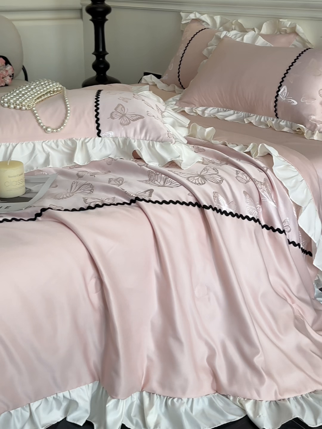 91家纺网 家纺一手货源 找家纺 米彩家纺 2025新款A类水洗真丝亮光浮雕洛丽塔夏被夏凉被空调被四件套 粉玉