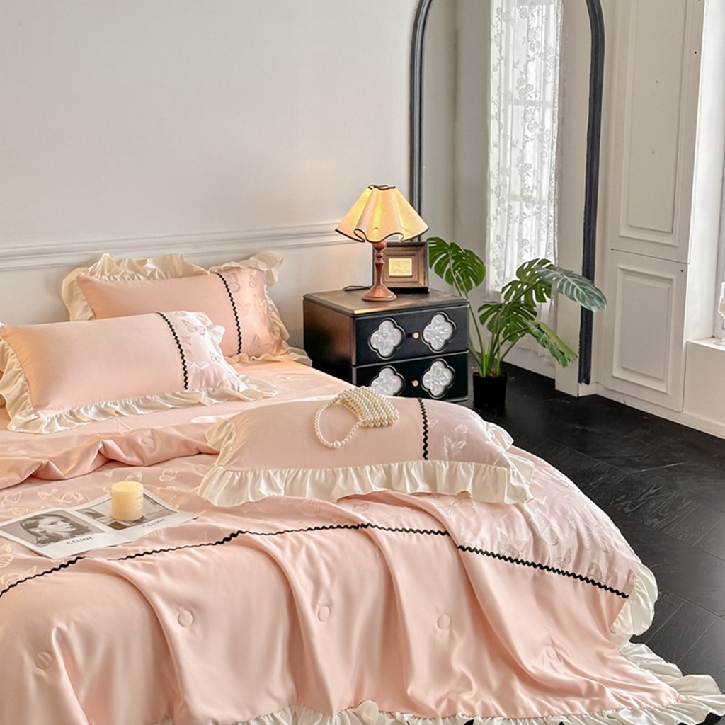 91家纺网 家纺一手货源 找家纺 米彩家纺 2025新款A类水洗真丝亮光浮雕洛丽塔夏被夏凉被空调被四件套 金香槟