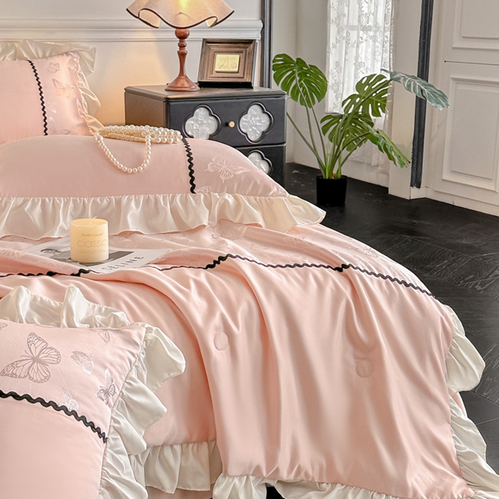 91家纺网 家纺一手货源 找家纺 米彩家纺 2025新款A类水洗真丝亮光浮雕洛丽塔夏被夏凉被空调被四件套 金香槟