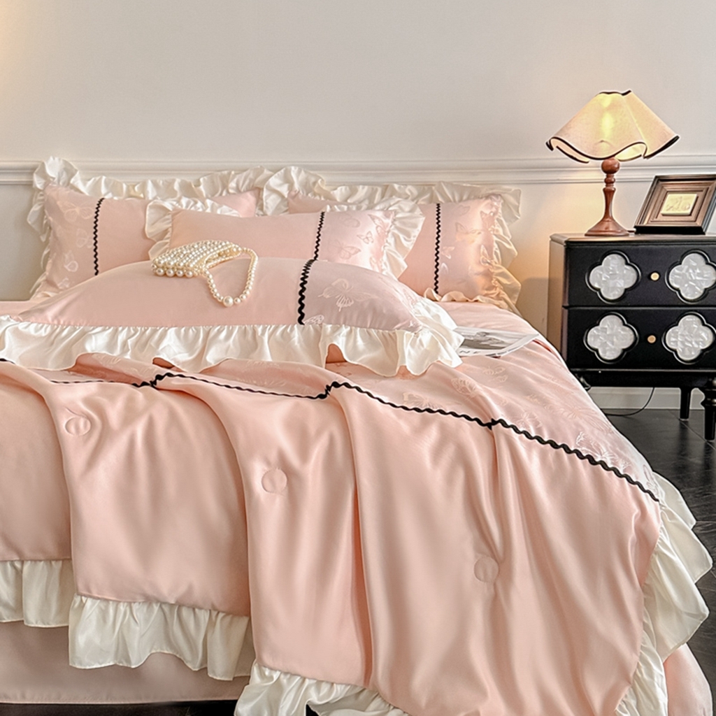 91家纺网 家纺一手货源 找家纺 米彩家纺 2025新款A类水洗真丝亮光浮雕洛丽塔夏被夏凉被空调被四件套 金香槟