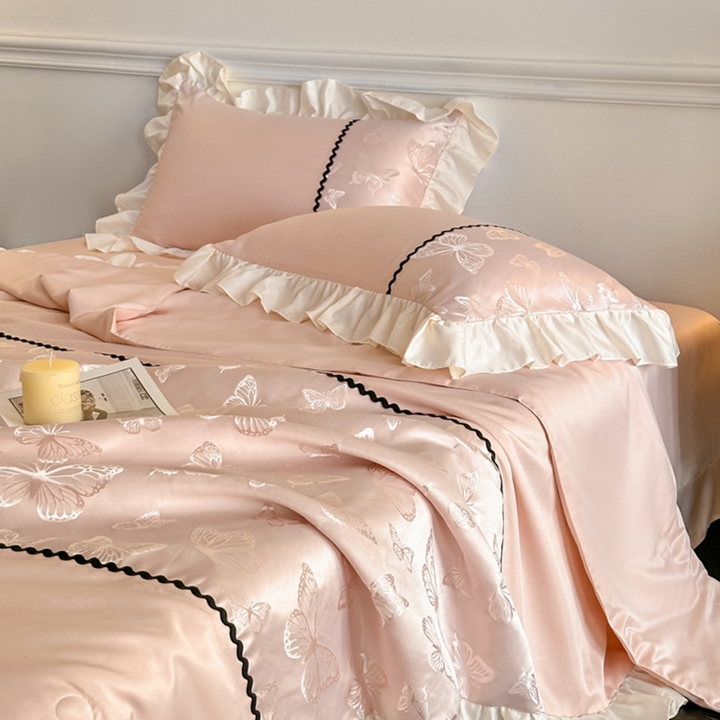 91家纺网 家纺一手货源 找家纺 米彩家纺 2025新款A类水洗真丝亮光浮雕洛丽塔夏被夏凉被空调被四件套 金香槟