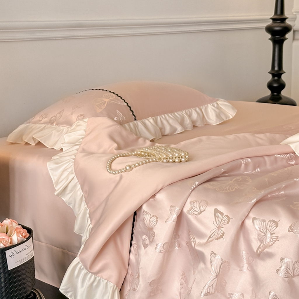 91家纺网 家纺一手货源 找家纺 米彩家纺 2025新款A类水洗真丝亮光浮雕洛丽塔夏被夏凉被空调被四件套 金香槟