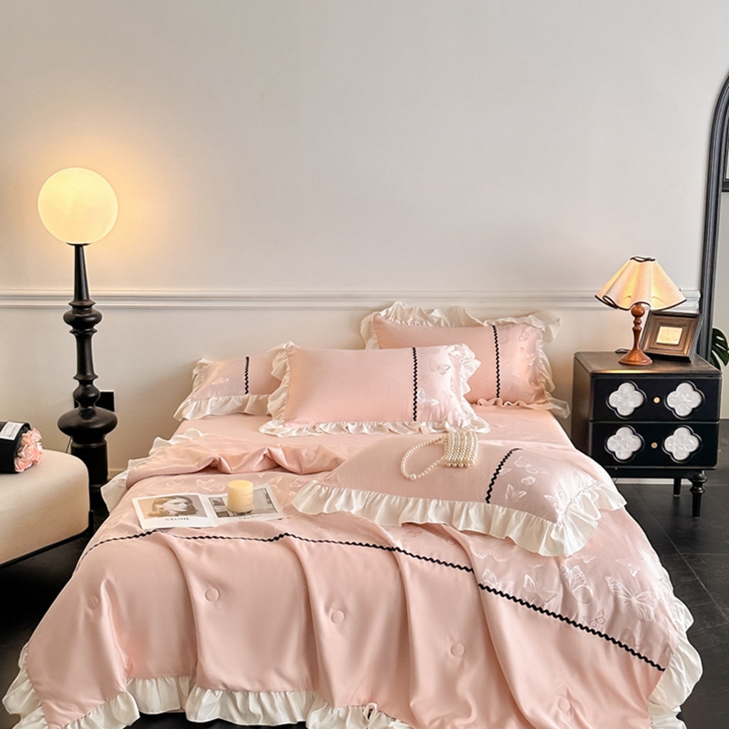 91家纺网 家纺一手货源 找家纺 米彩家纺 2025新款A类水洗真丝亮光浮雕洛丽塔夏被夏凉被空调被四件套 金香槟