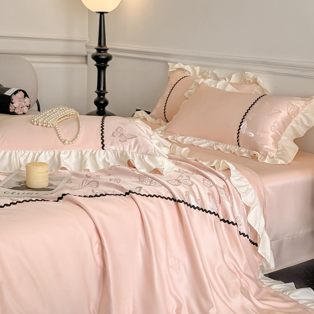 91家纺网 家纺一手货源 找家纺 米彩家纺 2025新款A类水洗真丝亮光浮雕洛丽塔夏被夏凉被空调被四件套 金香槟