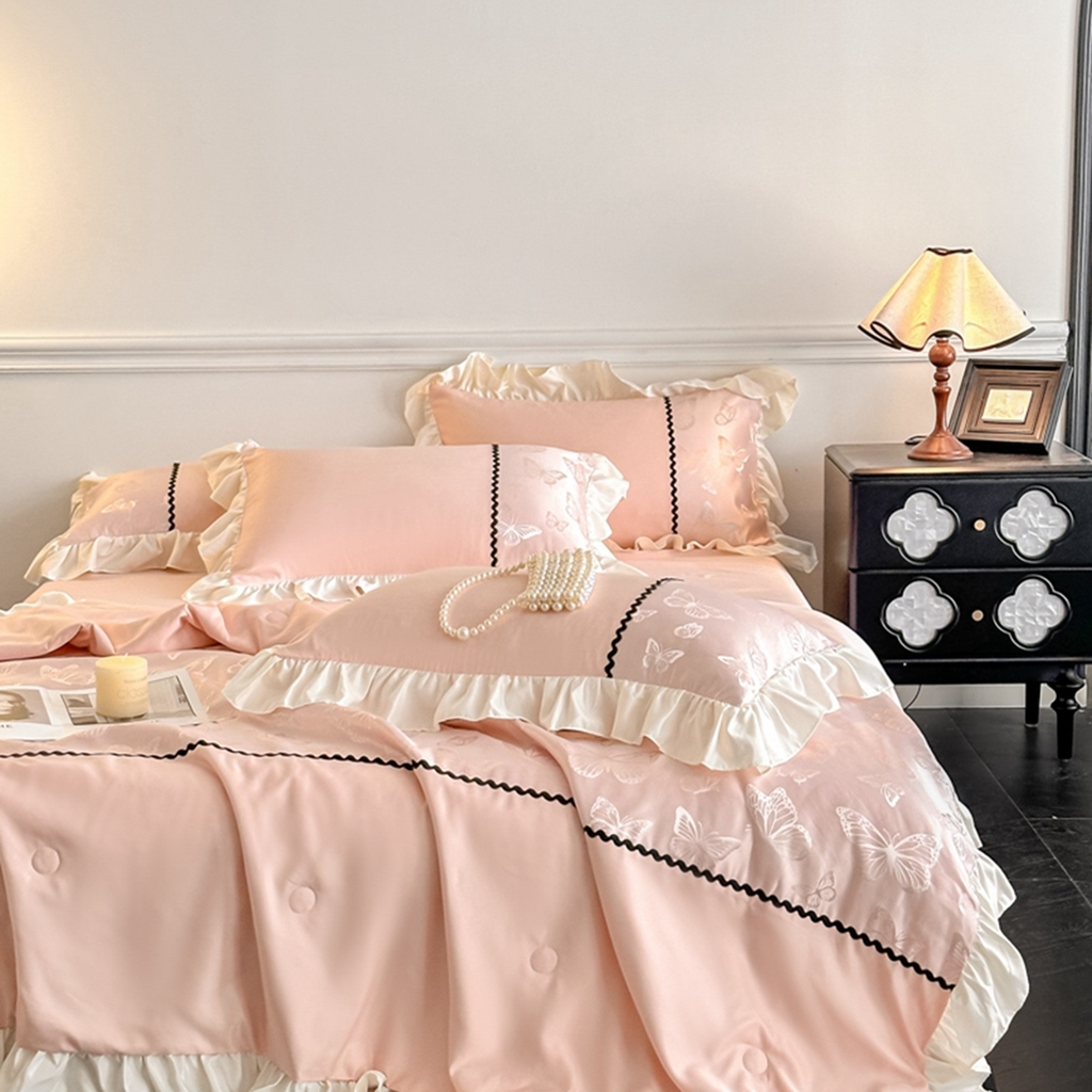 91家纺网 家纺一手货源 找家纺 米彩家纺 2025新款A类水洗真丝亮光浮雕洛丽塔夏被夏凉被空调被四件套 金香槟