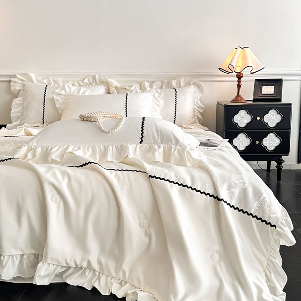 91家纺网 家纺一手货源 找家纺 米彩家纺 2025新款A类水洗真丝亮光浮雕洛丽塔夏被夏凉被空调被四件套 奶昔白