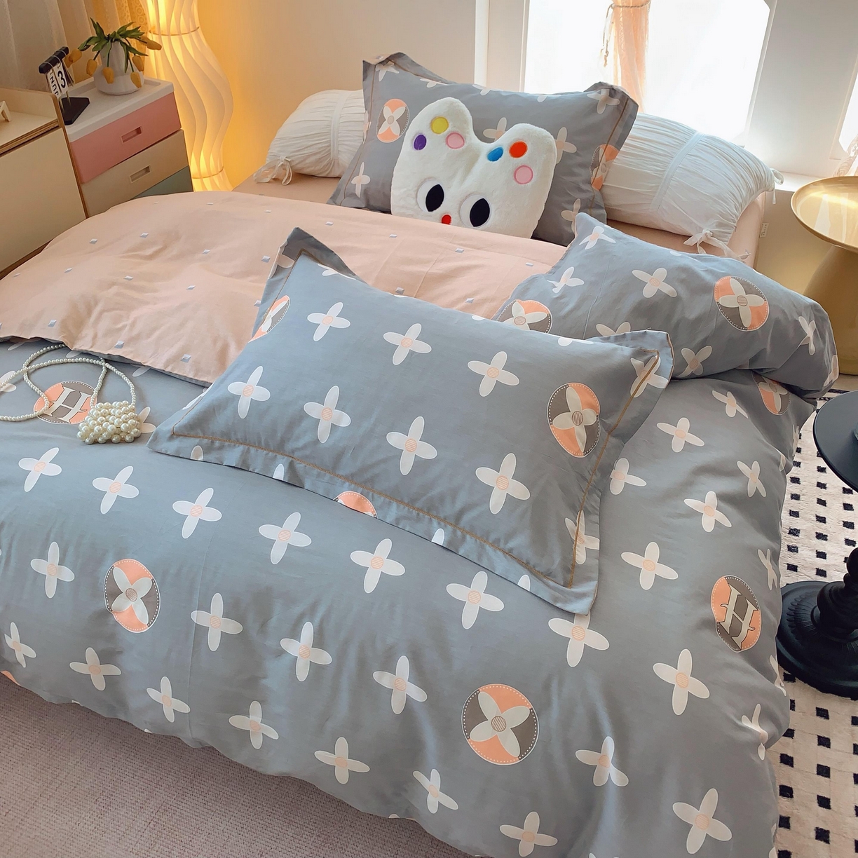 91家纺网 家纺一手货源 找家纺 莱豫家纺 2025新款亲肤舒适小清新印花全棉纯棉四件套-第二批 巴黎世家灰