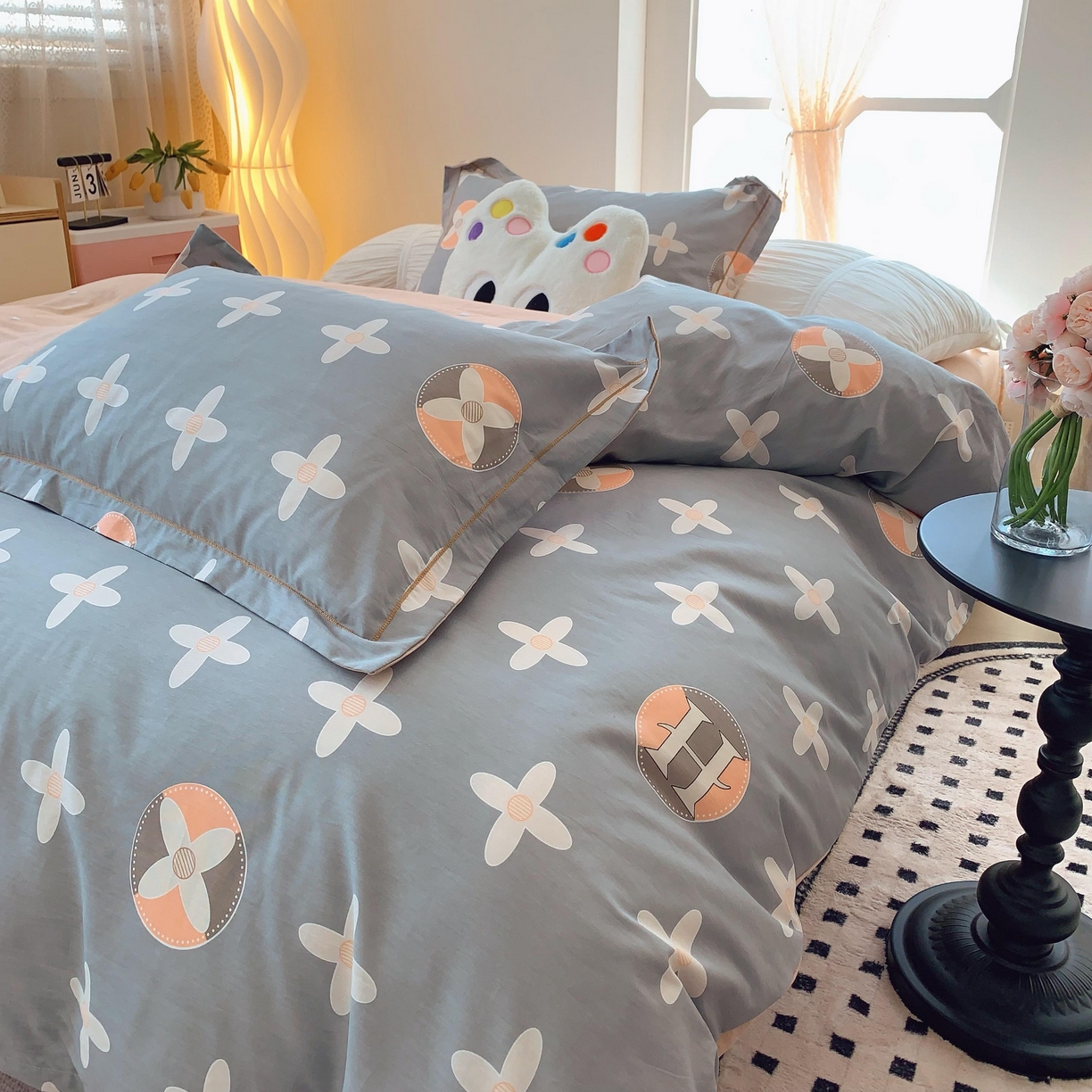 91家纺网 家纺一手货源 找家纺 莱豫家纺 2025新款亲肤舒适小清新印花全棉纯棉四件套-第二批 巴黎世家灰