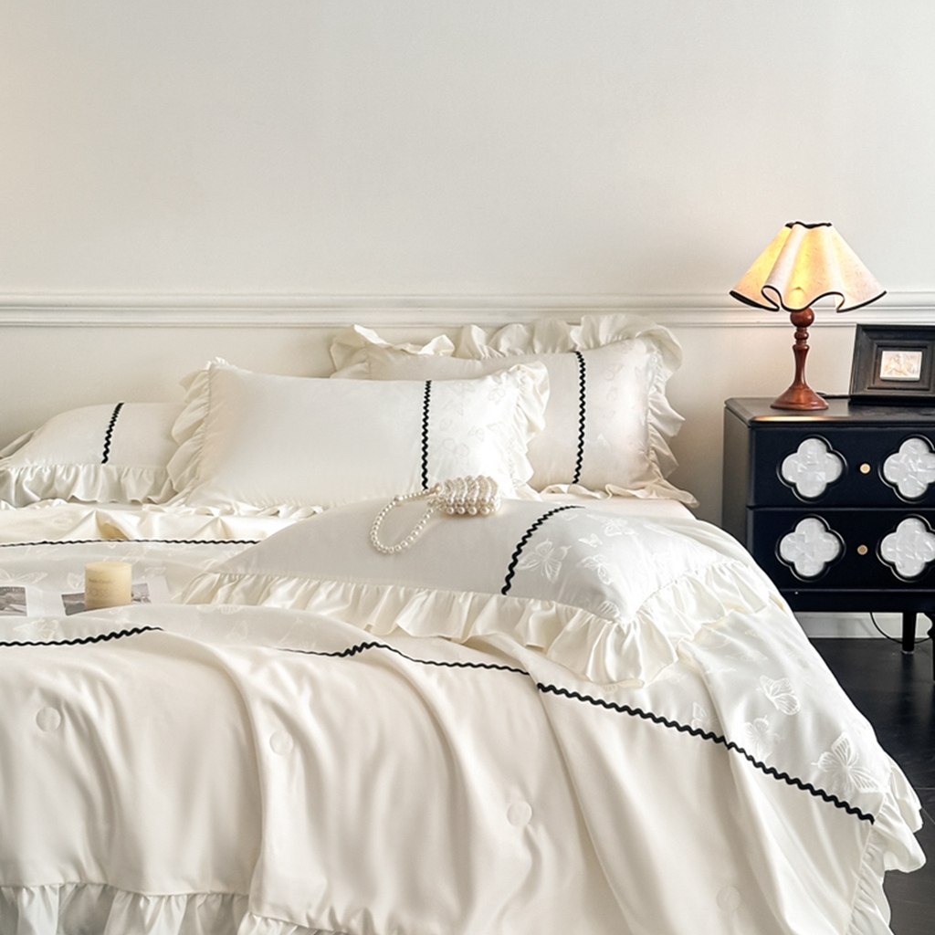 91家纺网 家纺一手货源 找家纺 米彩家纺 2025新款A类水洗真丝亮光浮雕洛丽塔夏被夏凉被空调被四件套 奶昔白