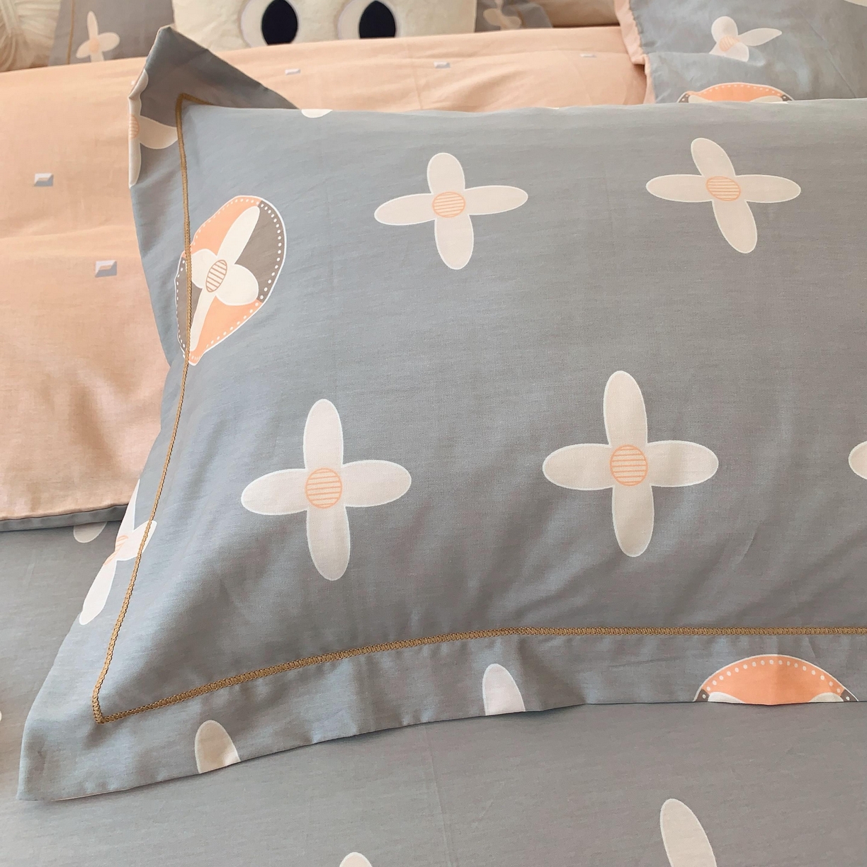 91家纺网 家纺一手货源 找家纺 莱豫家纺 2025新款亲肤舒适小清新印花全棉纯棉四件套-第二批 巴黎世家灰