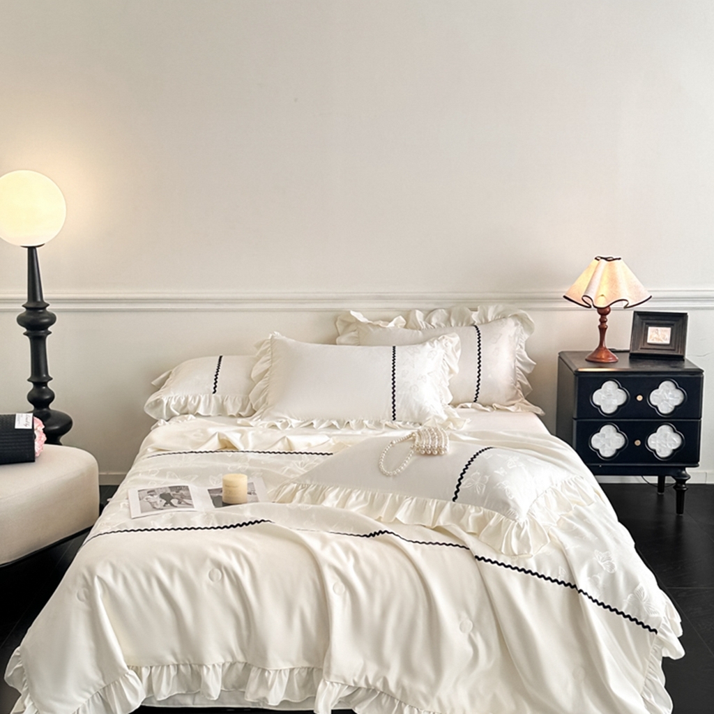 91家纺网 家纺一手货源 找家纺 米彩家纺 2025新款A类水洗真丝亮光浮雕洛丽塔夏被夏凉被空调被四件套 奶昔白