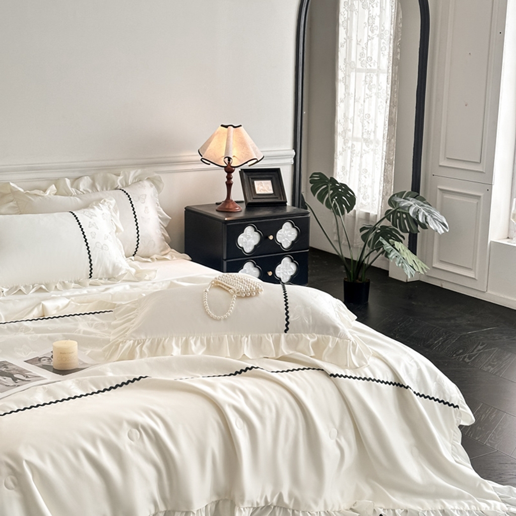 91家纺网 家纺一手货源 找家纺 米彩家纺 2025新款A类水洗真丝亮光浮雕洛丽塔夏被夏凉被空调被四件套 奶昔白