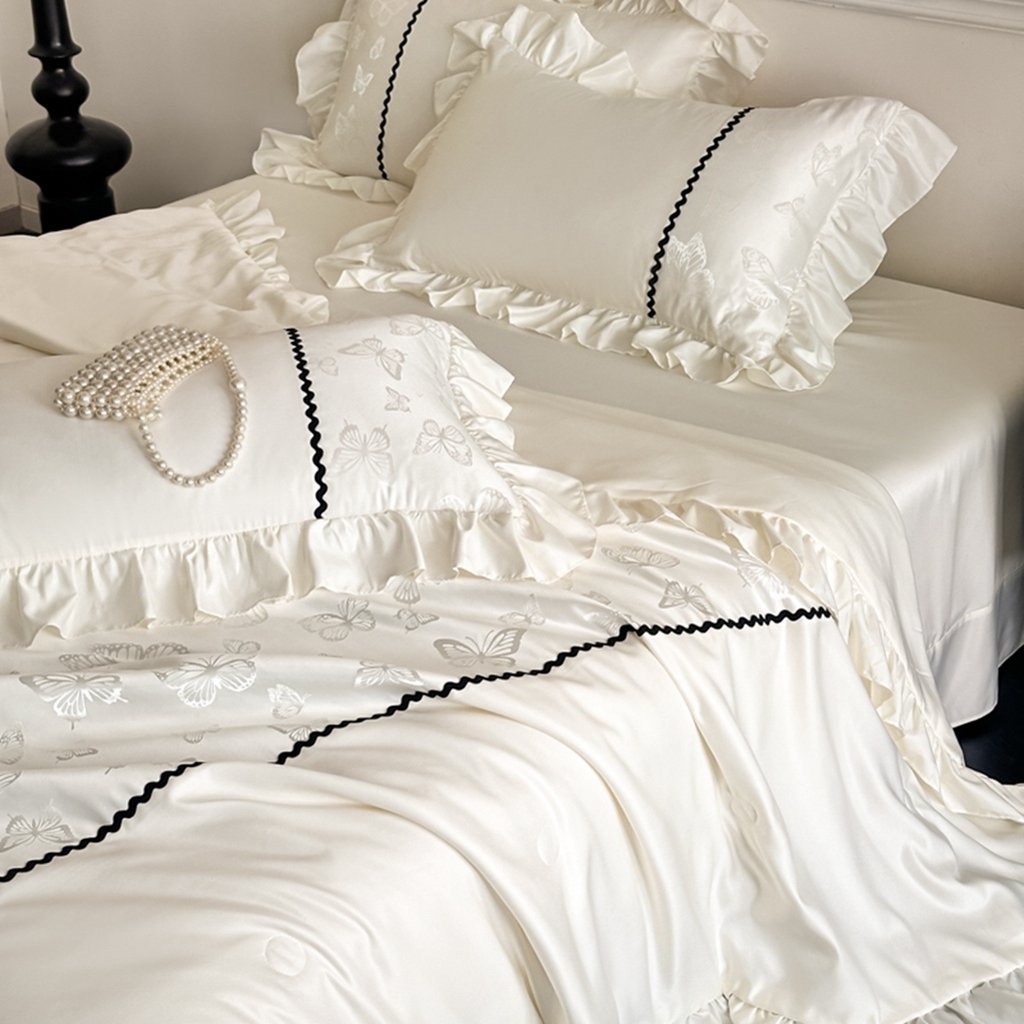 91家纺网 家纺一手货源 找家纺 米彩家纺 2025新款A类水洗真丝亮光浮雕洛丽塔夏被夏凉被空调被四件套 奶昔白