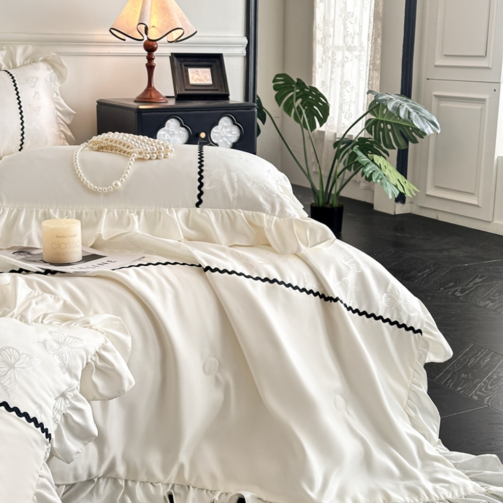 91家纺网 家纺一手货源 找家纺 米彩家纺 2025新款A类水洗真丝亮光浮雕洛丽塔夏被夏凉被空调被四件套 奶昔白