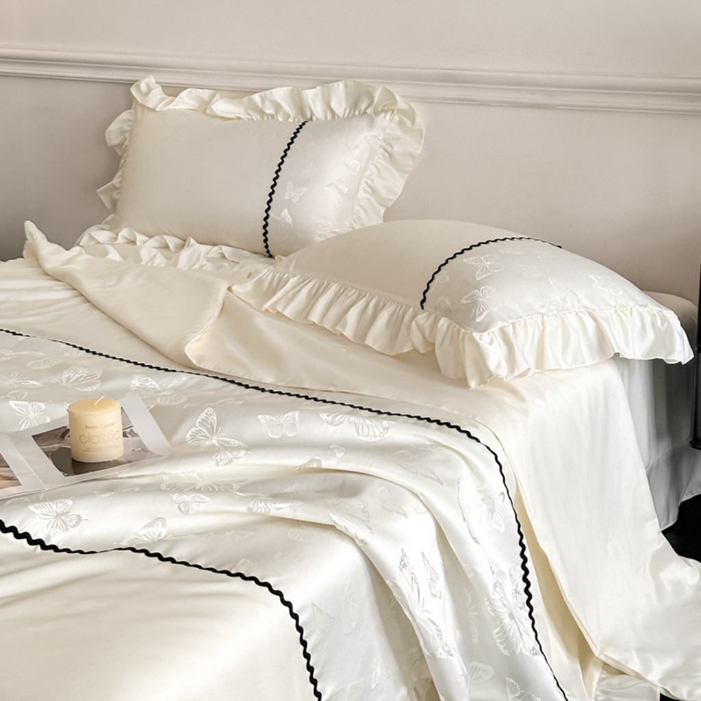 91家纺网 家纺一手货源 找家纺 米彩家纺 2025新款A类水洗真丝亮光浮雕洛丽塔夏被夏凉被空调被四件套 奶昔白