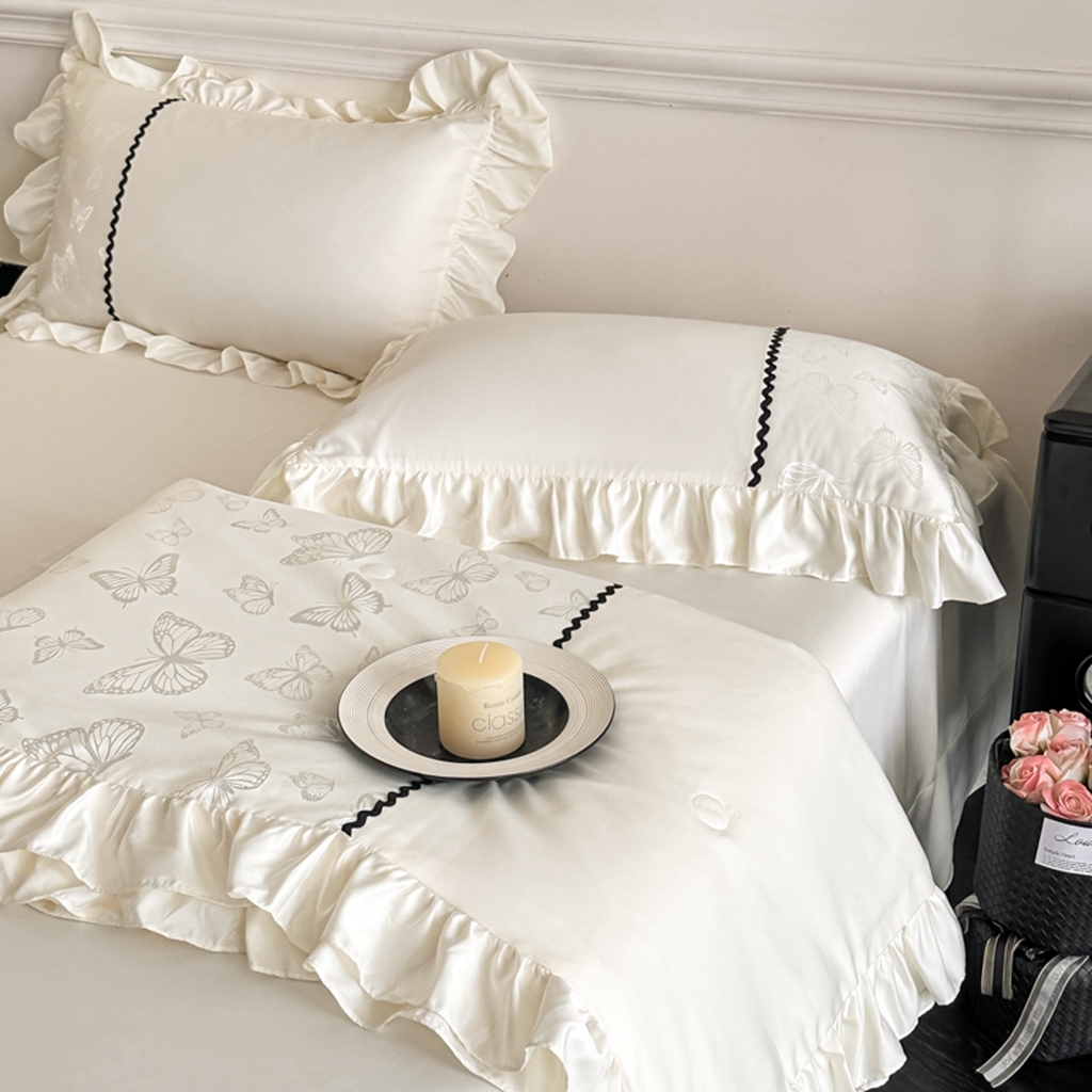 91家纺网 家纺一手货源 找家纺 米彩家纺 2025新款A类水洗真丝亮光浮雕洛丽塔夏被夏凉被空调被四件套 奶昔白