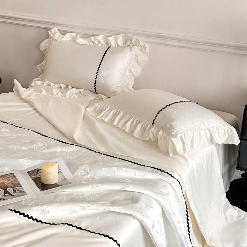 91家纺网 家纺一手货源 找家纺 米彩家纺 2025新款A类水洗真丝亮光浮雕洛丽塔夏被夏凉被空调被四件套 奶昔白