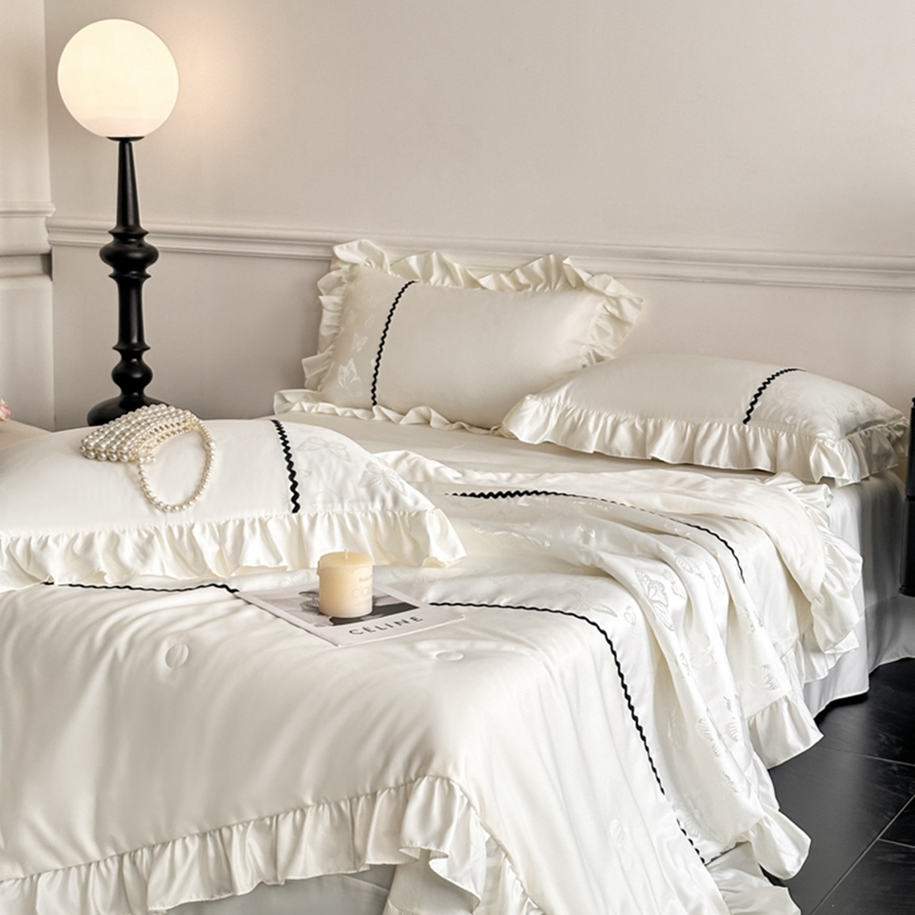 91家纺网 家纺一手货源 找家纺 米彩家纺 2025新款A类水洗真丝亮光浮雕洛丽塔夏被夏凉被空调被四件套 奶昔白