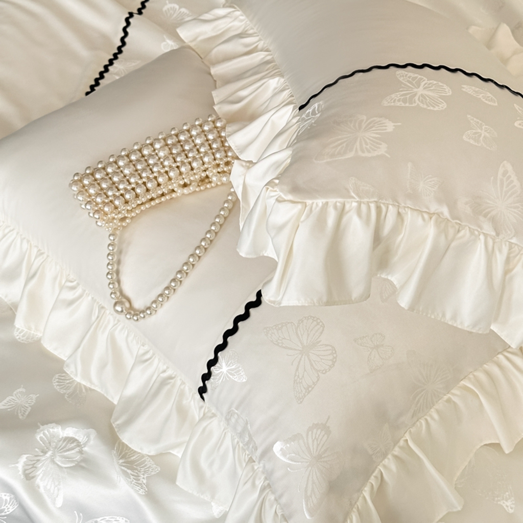 91家纺网 家纺一手货源 找家纺 米彩家纺 2025新款A类水洗真丝亮光浮雕洛丽塔夏被夏凉被空调被四件套 奶昔白