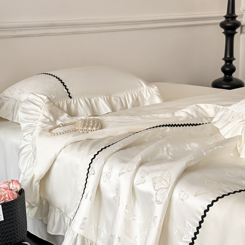 91家纺网 家纺一手货源 找家纺 米彩家纺 2025新款A类水洗真丝亮光浮雕洛丽塔夏被夏凉被空调被四件套 奶昔白