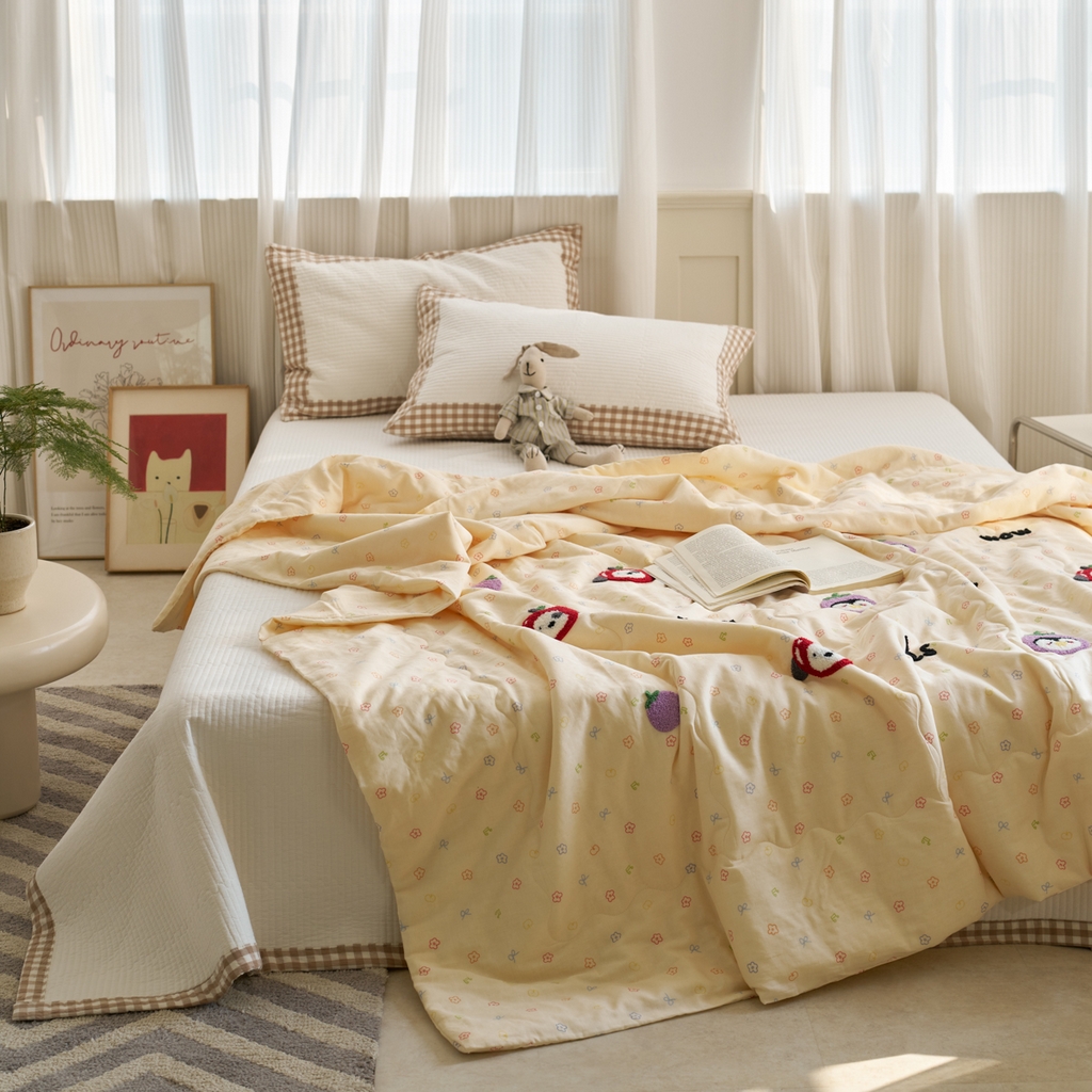 91家纺网 家纺一手货源 找家纺 洋铭区（原狠狠爱） 2025新款双层纱毛巾绣夏被夏凉被空调被 水果乐园