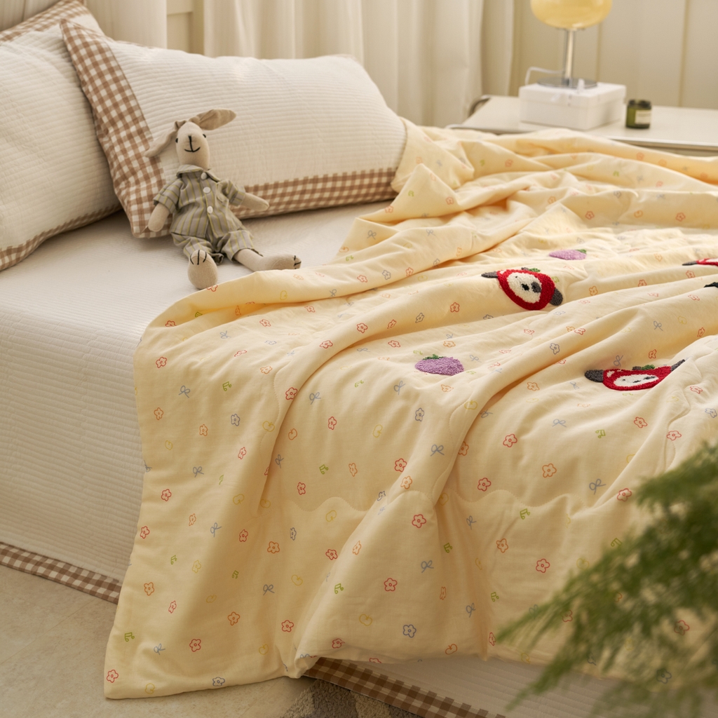 91家纺网 家纺一手货源 找家纺 洋铭区（原狠狠爱） 2025新款双层纱毛巾绣夏被夏凉被空调被 水果乐园