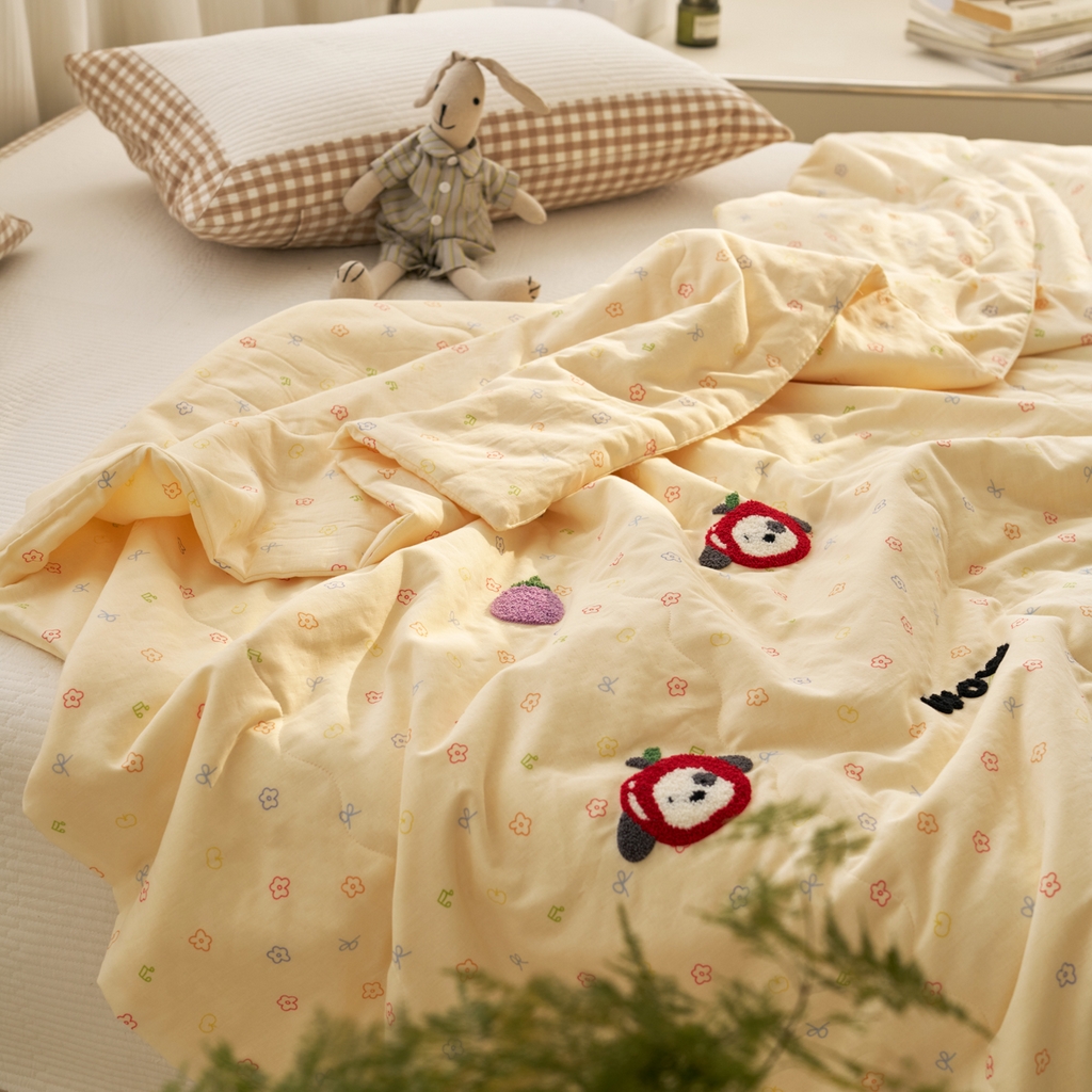 91家纺网 家纺一手货源 找家纺 洋铭区（原狠狠爱） 2025新款双层纱毛巾绣夏被夏凉被空调被 水果乐园