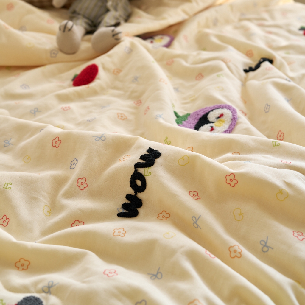 91家纺网 家纺一手货源 找家纺 洋铭区（原狠狠爱） 2025新款双层纱毛巾绣夏被夏凉被空调被 水果乐园