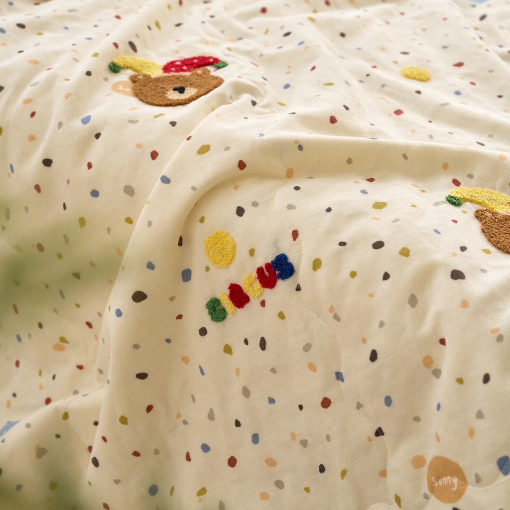 91家纺网 家纺一手货源 找家纺 洋铭区（原狠狠爱） 2025新款双层纱毛巾绣夏被夏凉被空调被 嘻哈小熊