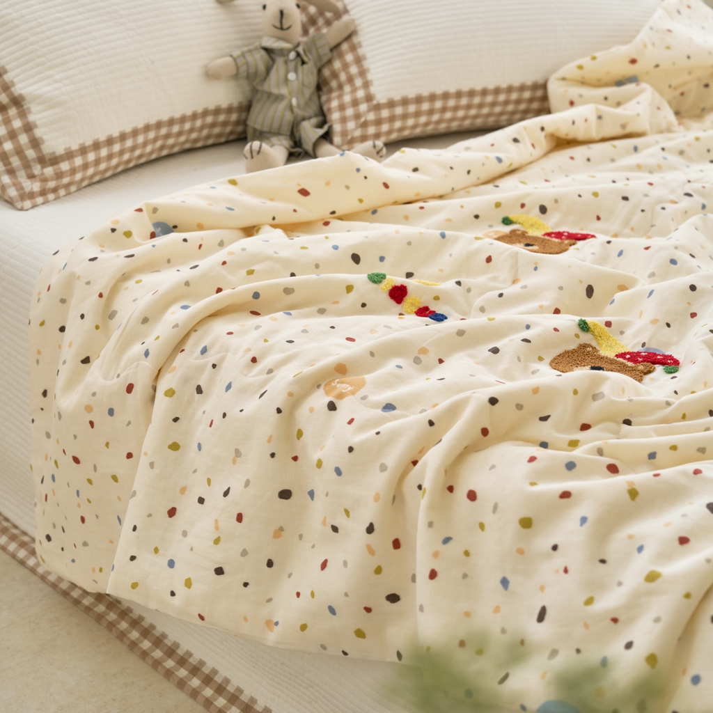 91家纺网 家纺一手货源 找家纺 洋铭区（原狠狠爱） 2025新款双层纱毛巾绣夏被夏凉被空调被 嘻哈小熊