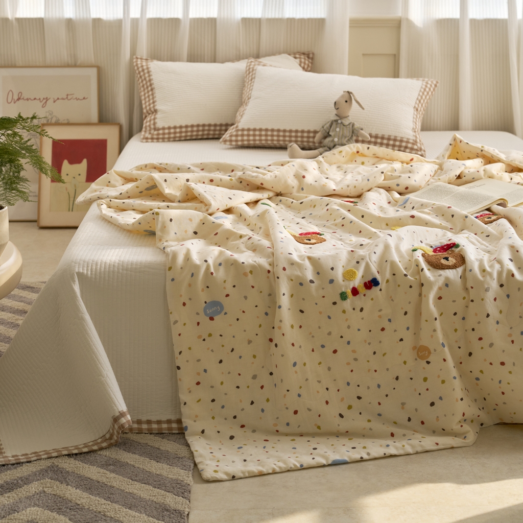 91家纺网 家纺一手货源 找家纺 洋铭区（原狠狠爱） 2025新款双层纱毛巾绣夏被夏凉被空调被 嘻哈小熊