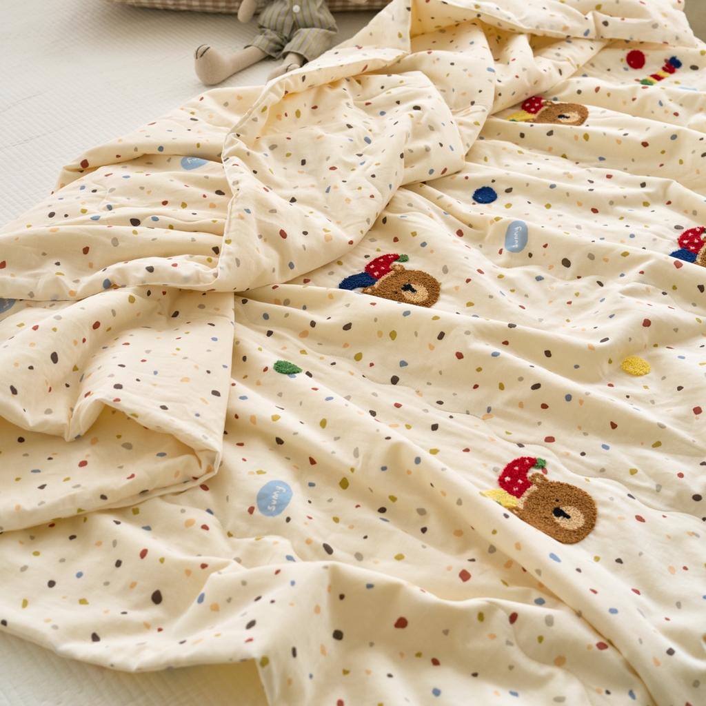 91家纺网 家纺一手货源 找家纺 洋铭区（原狠狠爱） 2025新款双层纱毛巾绣夏被夏凉被空调被 嘻哈小熊