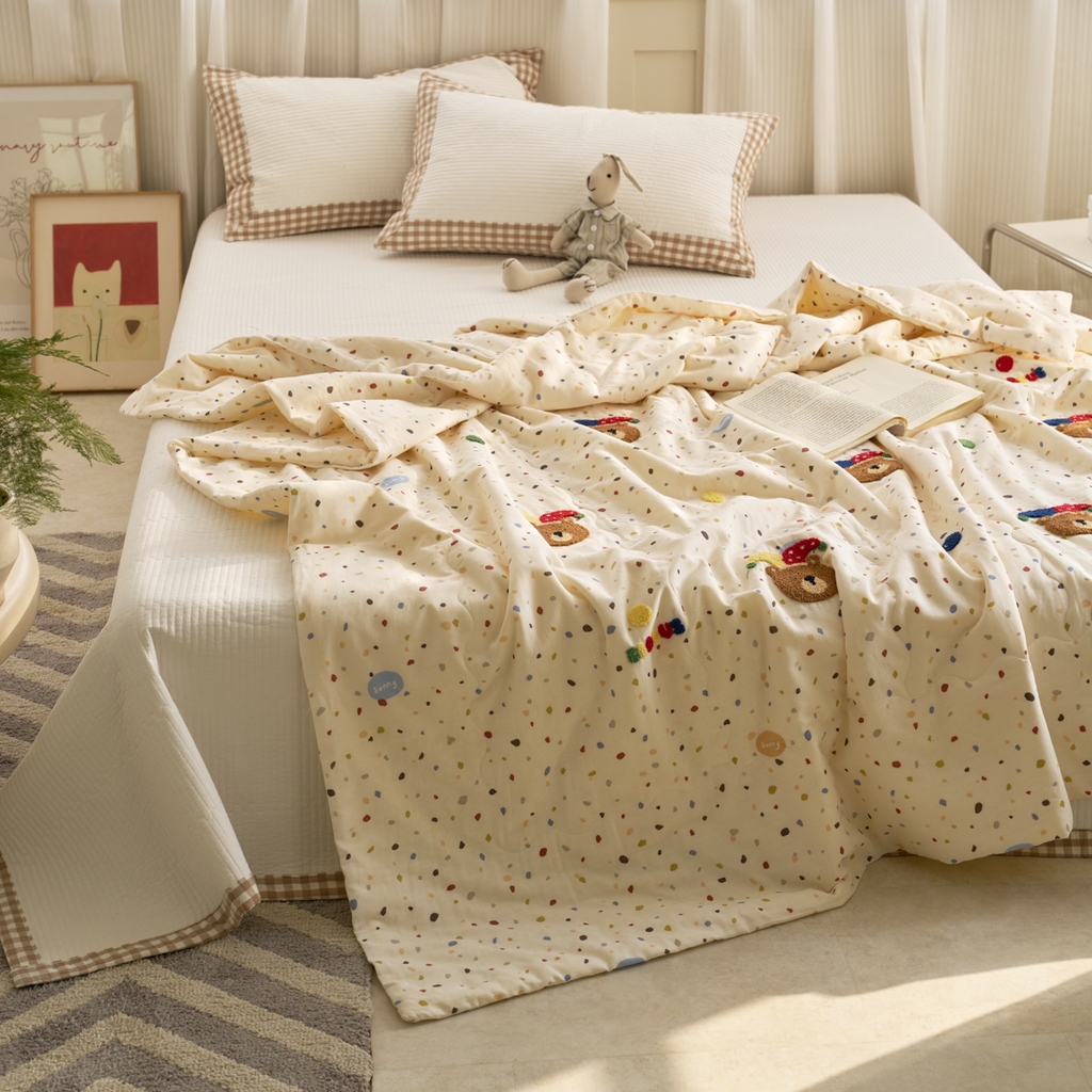 91家纺网 家纺一手货源 找家纺 洋铭区（原狠狠爱） 2025新款双层纱毛巾绣夏被夏凉被空调被 嘻哈小熊