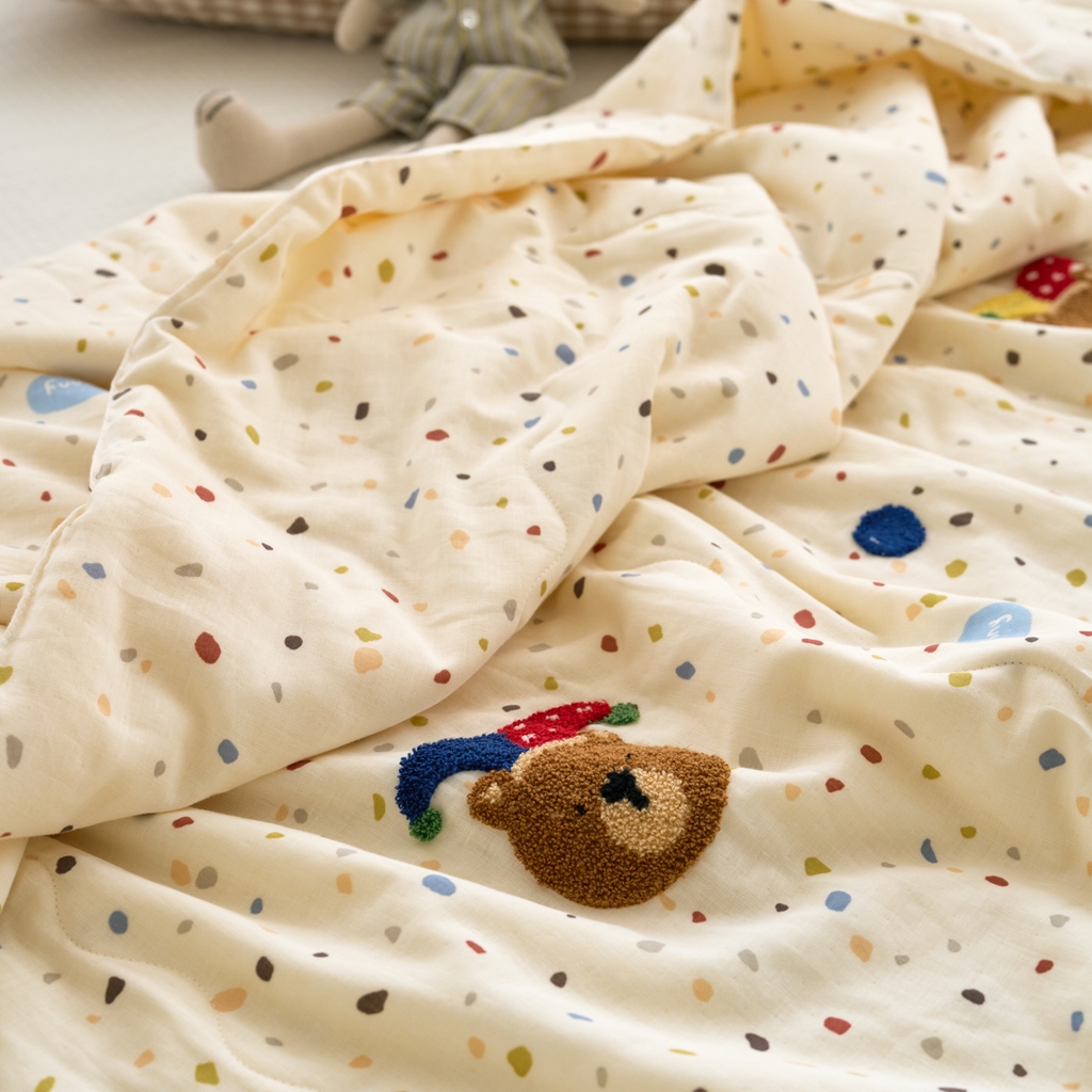 91家纺网 家纺一手货源 找家纺 洋铭区（原狠狠爱） 2025新款双层纱毛巾绣夏被夏凉被空调被 嘻哈小熊