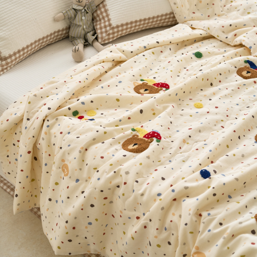 91家纺网 家纺一手货源 找家纺 洋铭区（原狠狠爱） 2025新款双层纱毛巾绣夏被夏凉被空调被 嘻哈小熊