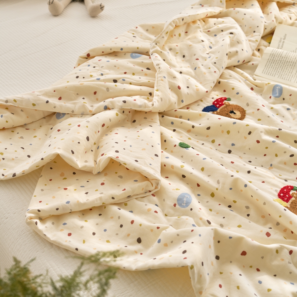 91家纺网 家纺一手货源 找家纺 洋铭区（原狠狠爱） 2025新款双层纱毛巾绣夏被夏凉被空调被 嘻哈小熊