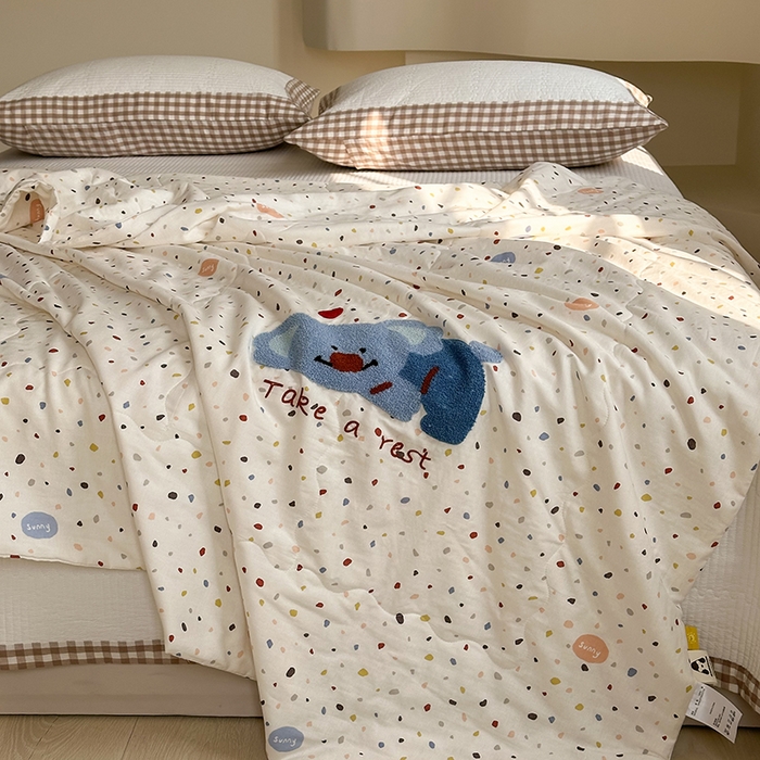 91家纺网 家纺一手货源 找家纺 洋铭区（原狠狠爱） 2025新款双层纱毛巾绣夏被夏凉被空调被 可爱考拉