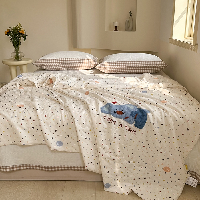 91家纺网 家纺一手货源 找家纺 洋铭区（原狠狠爱） 2025新款双层纱毛巾绣夏被夏凉被空调被 可爱考拉