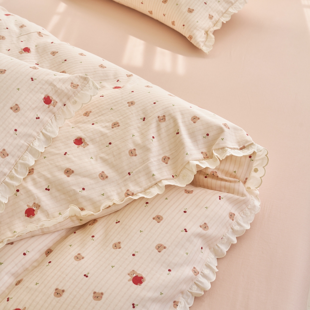 91家纺网 家纺一手货源 找家纺 洋铭区（原狠狠爱） 2025新款花边全棉双层纱四件套 红果小熊