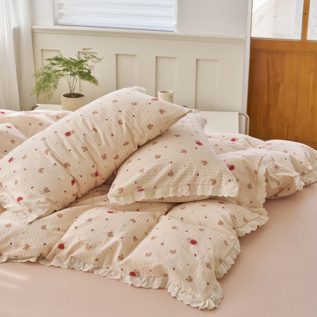 91家纺网 家纺一手货源 找家纺 洋铭区（原狠狠爱） 2025新款花边全棉双层纱四件套 红果小熊