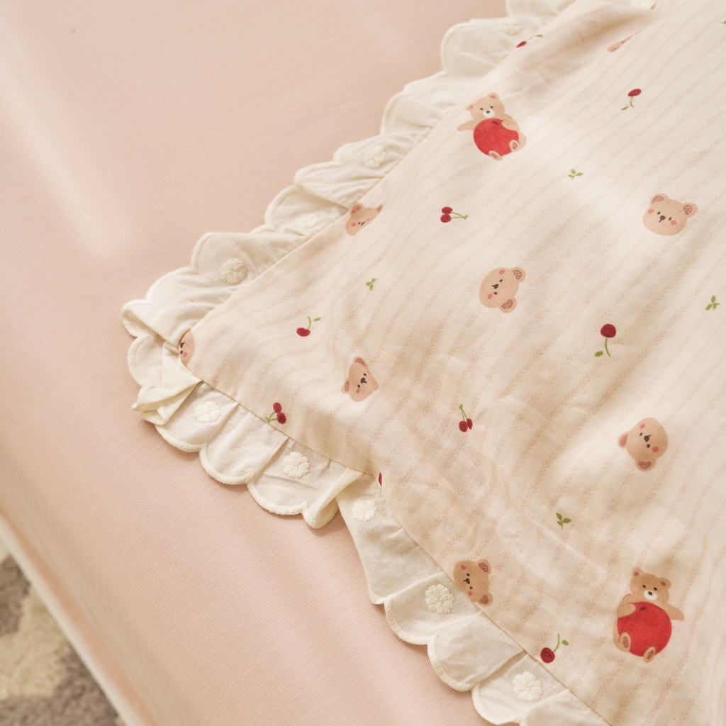 91家纺网 家纺一手货源 找家纺 洋铭区（原狠狠爱） 2025新款花边全棉双层纱四件套 红果小熊