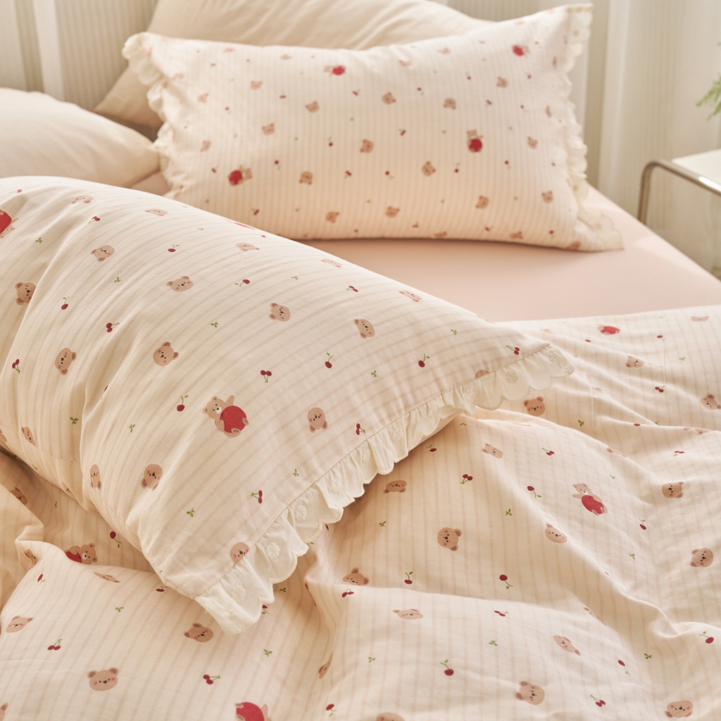91家纺网 家纺一手货源 找家纺 洋铭区（原狠狠爱） 2025新款花边全棉双层纱四件套 红果小熊