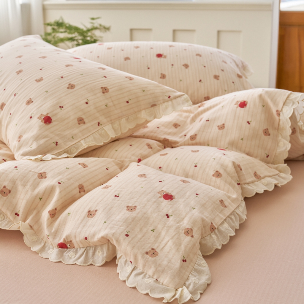 91家纺网 家纺一手货源 找家纺 洋铭区（原狠狠爱） 2025新款花边全棉双层纱四件套 红果小熊