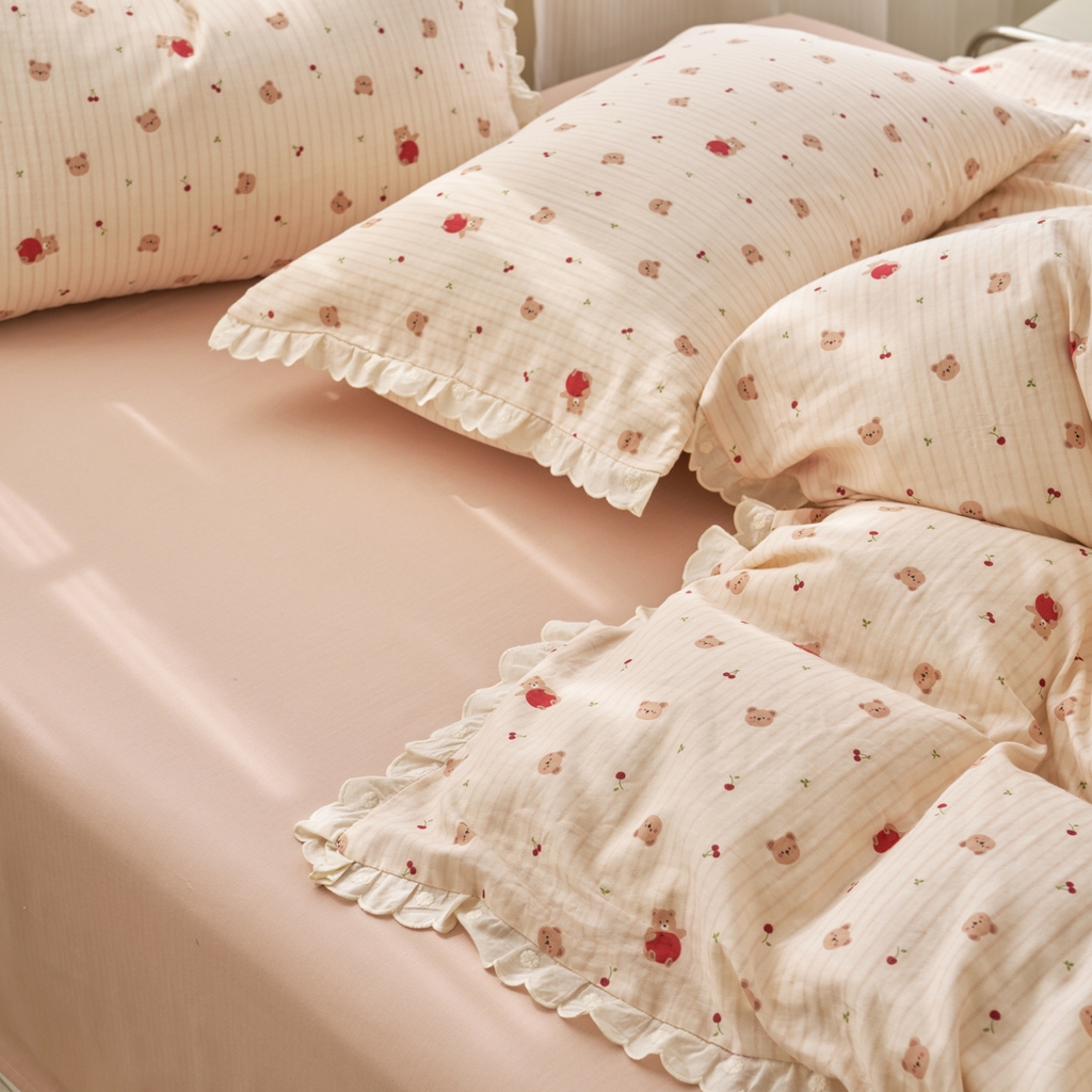 91家纺网 家纺一手货源 找家纺 洋铭区（原狠狠爱） 2025新款花边全棉双层纱四件套 红果小熊