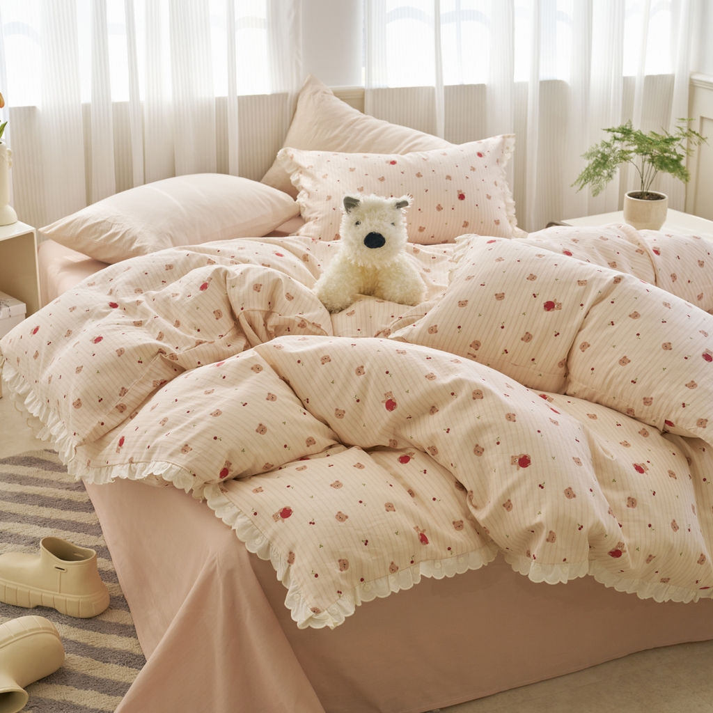 91家纺网 家纺一手货源 找家纺 洋铭区（原狠狠爱） 2025新款花边全棉双层纱四件套 红果小熊
