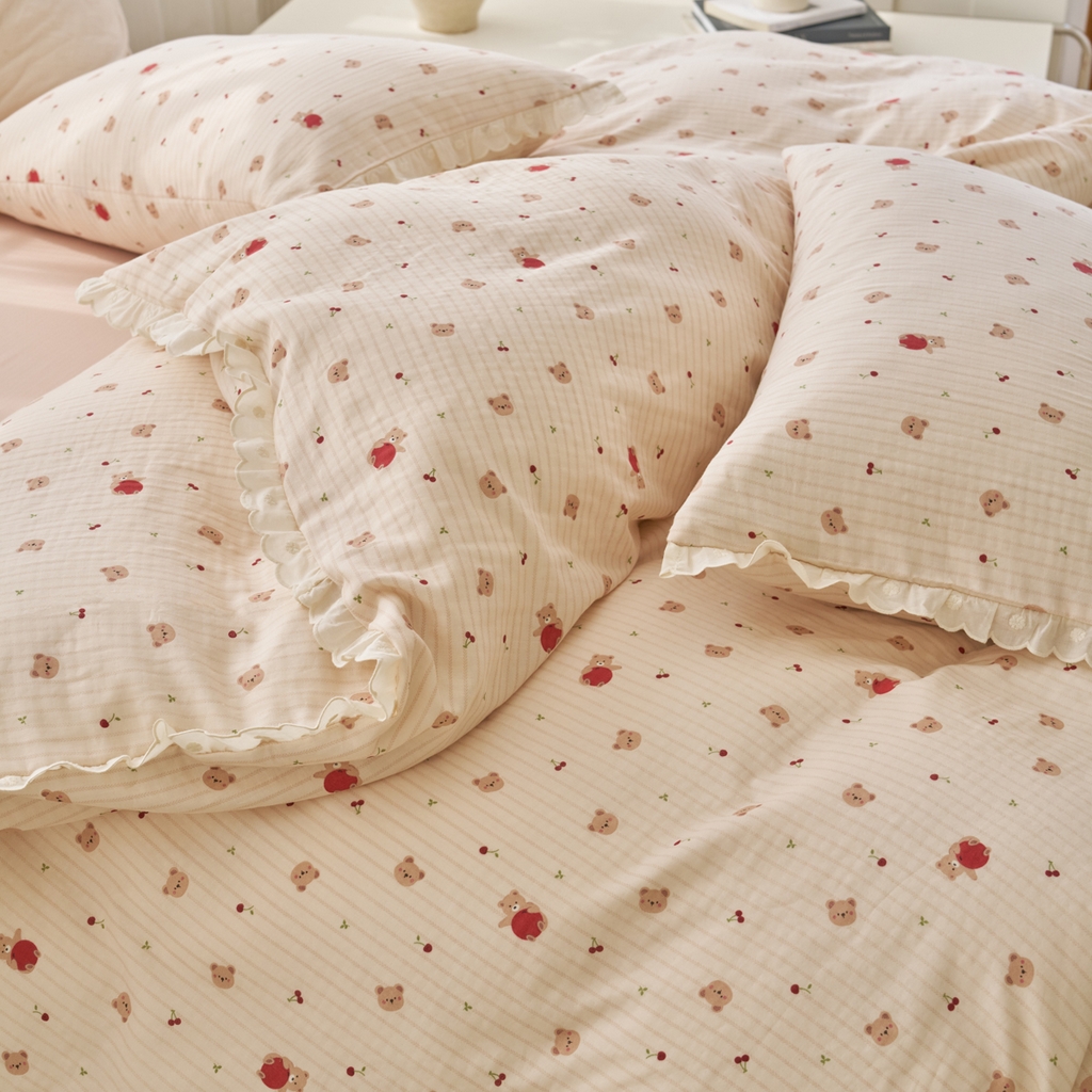 91家纺网 家纺一手货源 找家纺 洋铭区（原狠狠爱） 2025新款花边全棉双层纱四件套 红果小熊