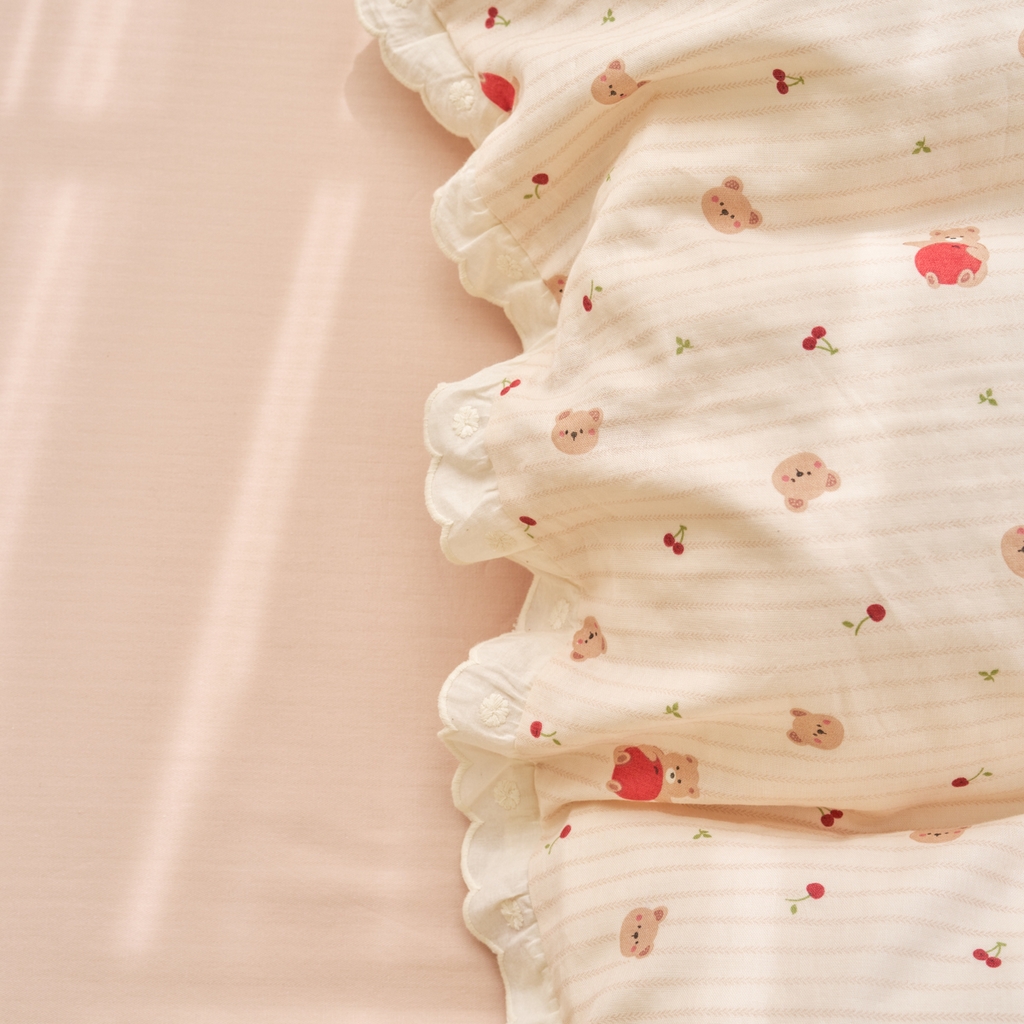 91家纺网 家纺一手货源 找家纺 洋铭区（原狠狠爱） 2025新款花边全棉双层纱四件套 红果小熊